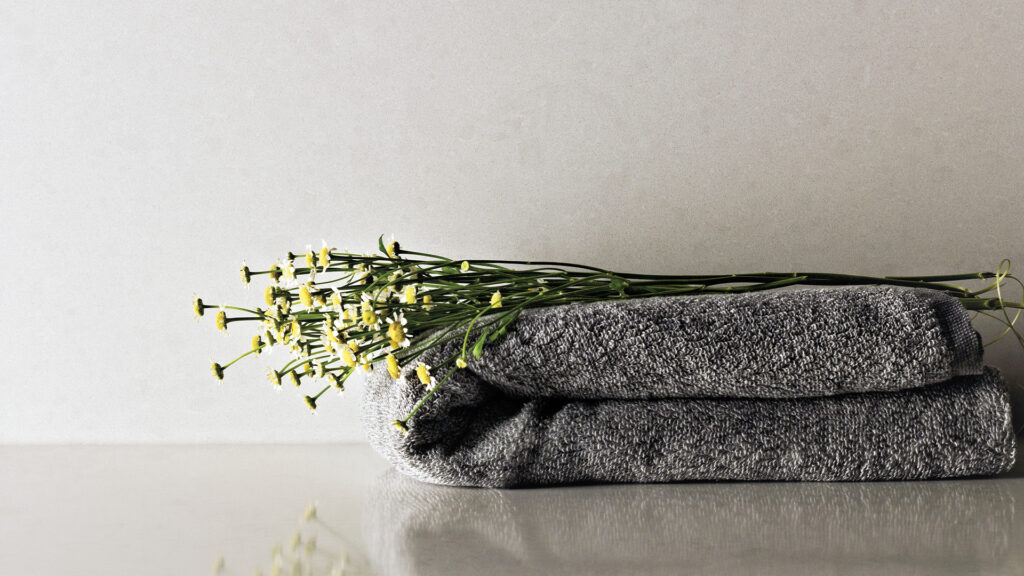 Caesarstone 4600 Organic White surface with yellow flowers